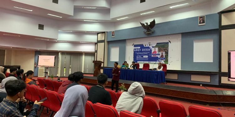 Dedy Rizallul Aulat dalam pemaparan materinya tentang volunteer di Aula LPPM Unhas, Minggu (09/06). Foto: Dokumentasi pribadi