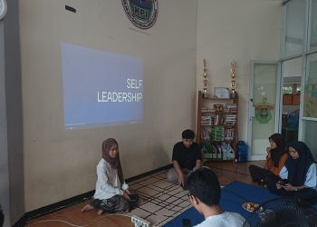 Muh. Daffa Alifka Ramadhani S SP dalam pemaparan materinya tentang Self Leadership di Sekretariat KPI Unhas, Minggu, (09/06). Foto: Dokumentasi pribadi