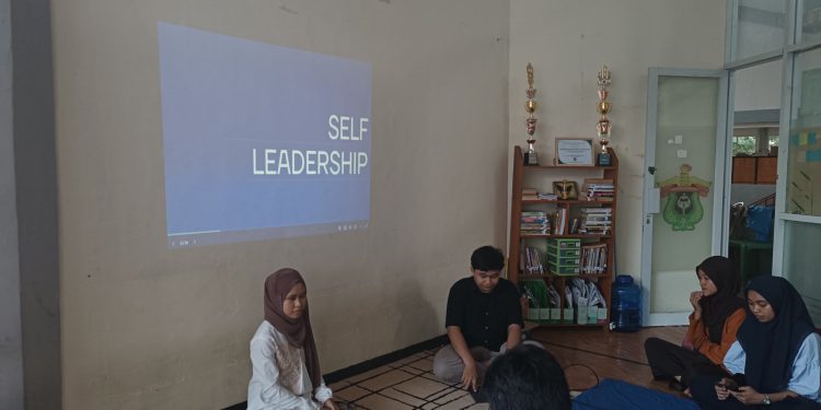 Muh. Daffa Alifka Ramadhani S SP dalam pemaparan materinya tentang Self Leadership di Sekretariat KPI Unhas, Minggu, (09/06). Foto: Dokumentasi pribadi