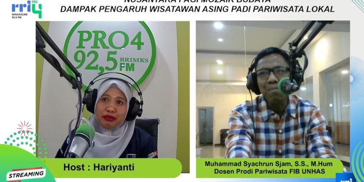 Dosen Prodi Pariwisata FIB Unhas saat membahas Dampak Pengaruh Wisatawan Asing pada Pariwisata Lokal, Sabtu (15/06). Foto: Tangkapan Layar