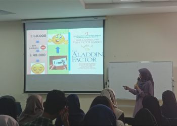 Hapsah SKep Ners MKep saat menjadi pemateri pada kegiatan Mantap Jiwa di Fakultas Farmasi Unhas, Jumat (21/06). Foto : IDENTITAS/Rika Sartika.