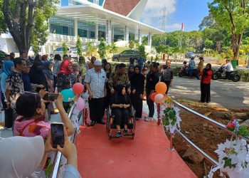 WR 4 mengelilingi Taman Inklusif setelah pemotongan pita peresmian, Kamis (27/06). IDENTITAS/Ismail Basri