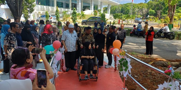 WR 4 mengelilingi Taman Inklusif setelah pemotongan pita peresmian, Kamis (27/06). IDENTITAS/Ismail Basri