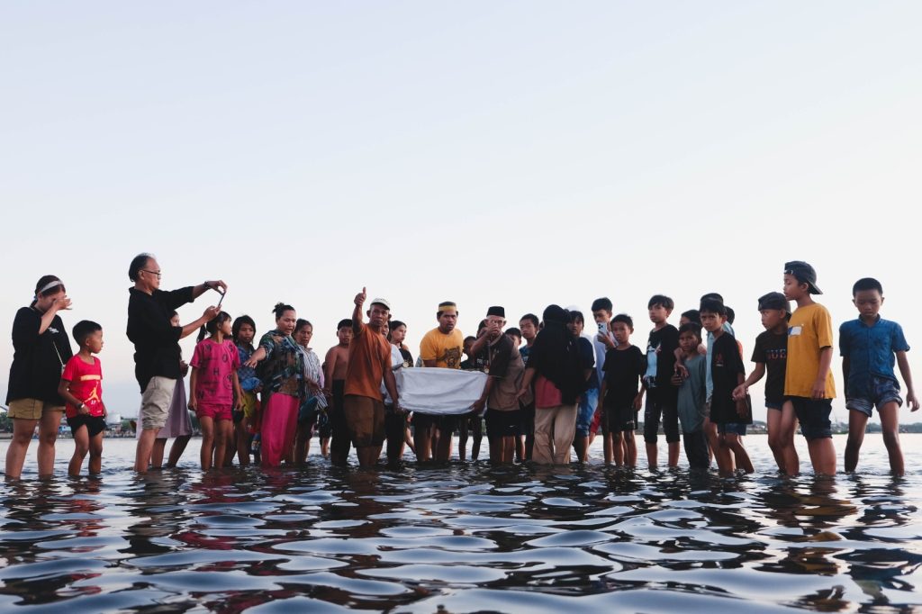 Masyarakat dan anak-anak yang turut turun ke laut untuk melaksanakan ritual panai-panaung.