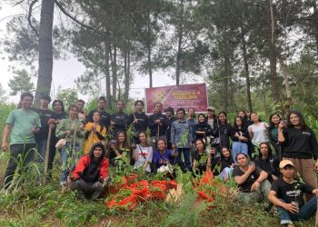 Foto bersama anggota GAMARA Unhas setelah menanam pohon di Toraja, Jumat (05/07). Foto: Dokumentasi Pribadi.