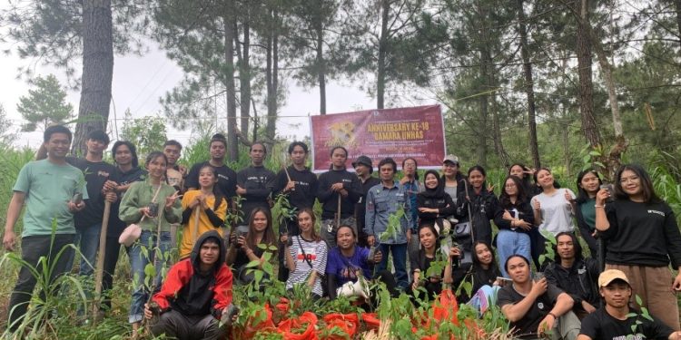 Foto bersama anggota GAMARA Unhas setelah menanam pohon di Toraja, Jumat (05/07). Foto: Dokumentasi Pribadi.