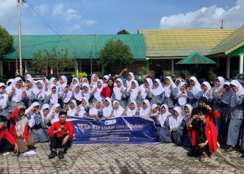 Foto bersama siswa/siswi pada kegiatan GTS IKAB-KIP Unhas di Kabupaten Sinjai dan Bulukumba, Jumat (12/07). Foto : Dokumentasi Pribadi.