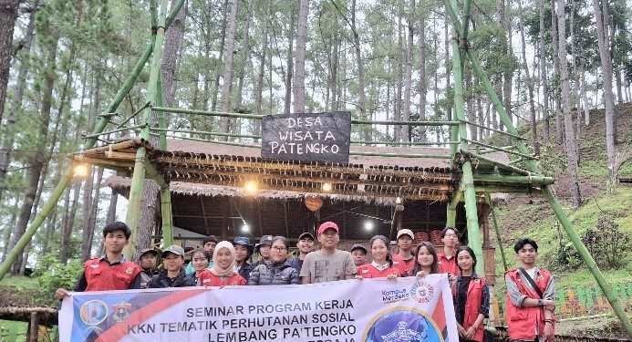 Foto Bersama peserta KKN-T Perhutanan Sosial di Aula Desa Wisata Pohon Pinus Pa’tengko, Jumat (12/07). Foto: Dokumentasi Pribadi.