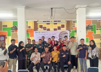 Foto bersama dengan para pejabat Kecamatan Maros Baru.