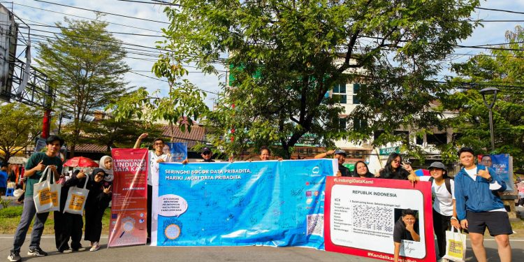 Foto bersama pihak Safenet dengan mitra kerja lokal di Makassar. Foto: IDENTITAS/Agif.