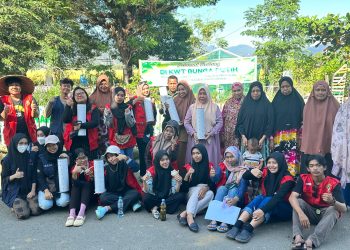 Mahasiswa KKN Pangkep 9 Posko 1 Buat Lubang Resapan Biopori di Desa Panaikang