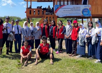 Mahasiswa KKNT Desa Wisata Bantaeng Tanam Bibit Pohon Mangrove di Sungai Bombong