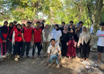 Mahasiswa KKNT Desa Wisata Bersama Warga Bersihkan Makam di Dusun Salu Maros