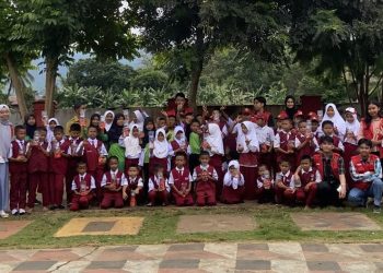 KKNT Inovasi Pengembangan Kawasan Luwu Timur Dampingi Siswa Buat Hidroponik dari Botol Bekas