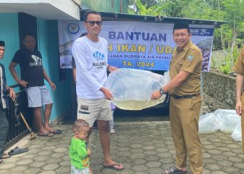 Pihak PMDSU Unhas memberikan 30.000 benih ikan ke pembudidaya ikan di Soppeng, Selasa (02/07). Foto: Dokumentasi Pribadi.