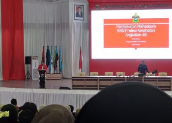 Ketua Pelaksana KKN PK, dr Irwin Anas MEpid MMedEd menyampaikan materi "Konsep Dasar KKN PK Unhas" di Baruga AP Pettarani, Minggu (07/07). Foto: IDENTITAS/Nurul Fahmi Bandang.