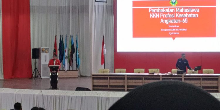 Ketua Pelaksana KKN PK, dr Irwin Anas MEpid MMedEd menyampaikan materi "Konsep Dasar KKN PK Unhas" di Baruga AP Pettarani, Minggu (07/07). Foto: IDENTITAS/Nurul Fahmi Bandang.