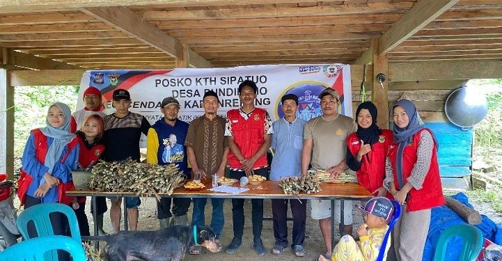 Penuhi Pakan Ternak Warga, KKN Unhas Bagikan Rumput Gajah Unggulan di Enrekang