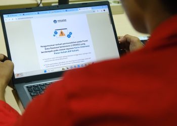 Terlihat mahasiswa yang sedang mengamati website Puslabdik. Foto: IDENTITAS/Agif.