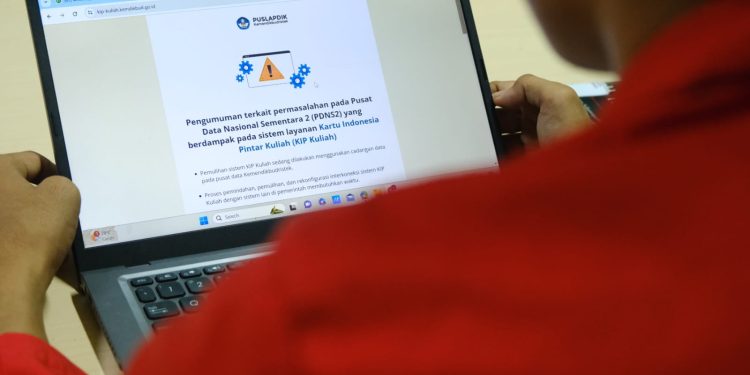 Terlihat mahasiswa yang sedang mengamati website Puslabdik. Foto: IDENTITAS/Agif.
