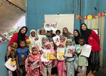 Tim PKM-PM Rising Star Unhas Motivasi Anak Jalanan Agar Kembali Bersekolah