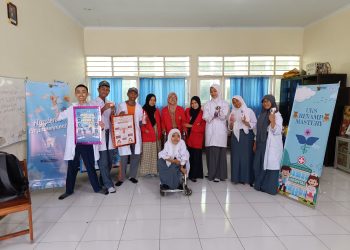 Tim PKM-PM Unhas Latih Siswa SLB 1 Makassar Jadi Dokter Kecil