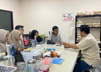 Tim PKM-RE Gunakan Lalat Buah sebagai Hewan Coba untuk Uji Obat Antibakteri