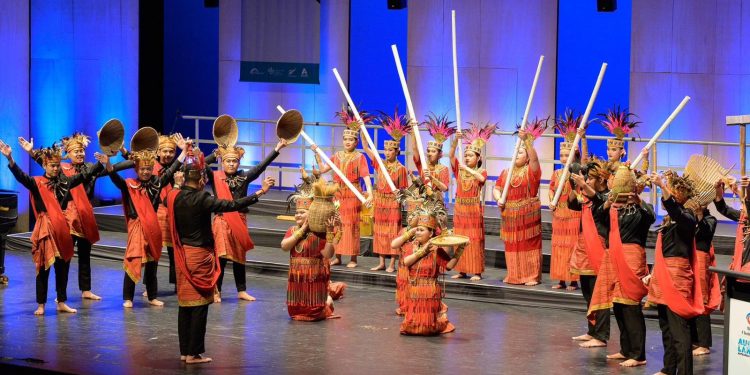 PSM Unhas membawakan lagu Pa'teinde dan Langkan Maega pada kompetisi The Champion Competition World Choir Games 2023 di Auckland, New Zealand, Kamis (11/07). Foto: Dokumentasi pribadi