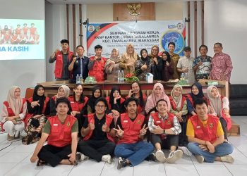 Foto bersama Mahasiswa KKN-P Unhas dengan seluruh perangkat Kelurahan Tamalanrea, usai gelar Seminar Program Kerja di Aula Kantor Kecamatan Tamalanrea, Kota Makassar, Selasa (16/07). Foto: IDENTITAS/Ismail Basri