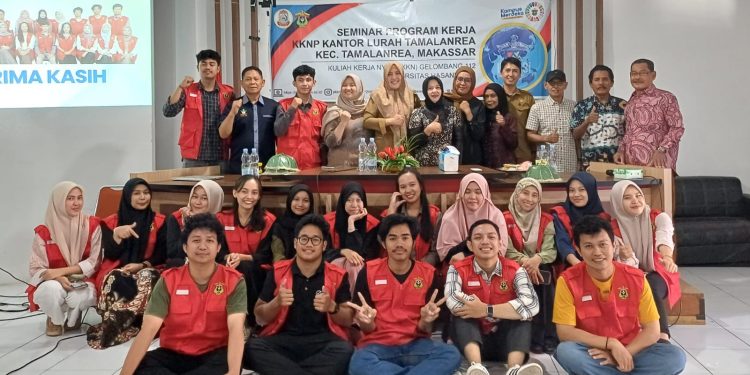 Foto bersama Mahasiswa KKN-P Unhas dengan seluruh perangkat Kelurahan Tamalanrea, usai gelar Seminar Program Kerja di Aula Kantor Kecamatan Tamalanrea, Kota Makassar, Selasa (16/07). Foto: IDENTITAS/Ismail Basri