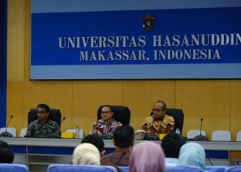 Wakil Rektor Bidang Akdemik dan Kemahasiswaan Unhas, Prof drg Muhammad Ruslin MKes Phd SpBM(K) memberikan sambutan pada kegiatan workshop yang berlangsung di Ruang Senat Lantai 2 Rektorat Unhas, Sabtu (20/07). Foto: IDENTITAS/Ismail Basri