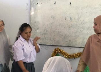 Foto bersama mahasiswa PKM-PM Unhas dengan siswa Down Syndrome di Sekolah Luar Biasa (SLB) YPAC Makassar, Senin (15/07). Foto: Dokumentasi Pribadi