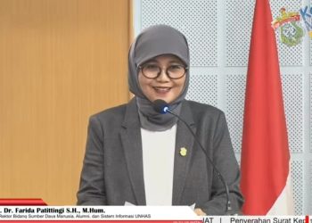 Laporan WR 3 Unhas, Prof Farida Patittingi SH MHum pada acara Penyerahan SK Pengangkatan CPNS Dosen dalam Lingkup Unhas di Ruang Senat Akademik Gedung Rektorat Unhas, Senin (22/07). Foto: Tangkapan Layar