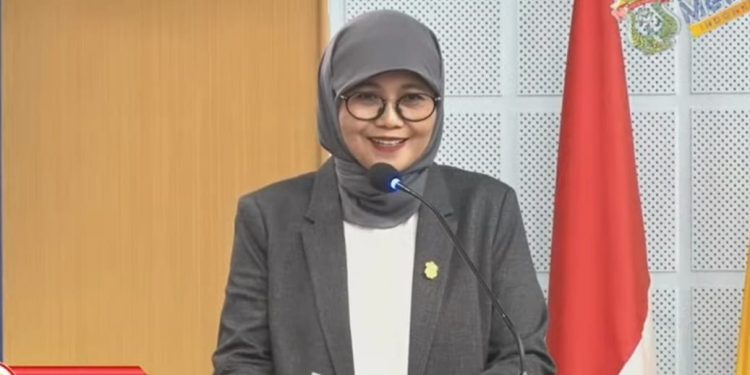 Laporan WR 3 Unhas, Prof Farida Patittingi SH MHum pada acara Penyerahan SK Pengangkatan CPNS Dosen dalam Lingkup Unhas di Ruang Senat Akademik Gedung Rektorat Unhas, Senin (22/07). Foto: Tangkapan Layar