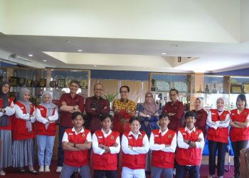 Foto bersama pelepasan mahasiswa Kuliah Kerja Nyata (KKN) Kebangsaan di Ambon, Maluku. Kegiatan berlangsung di Ruangan Rektor, Lantai 8 Gedung Rektorat, Selasa (23/07). Foto: Dokumentasi Pribadi