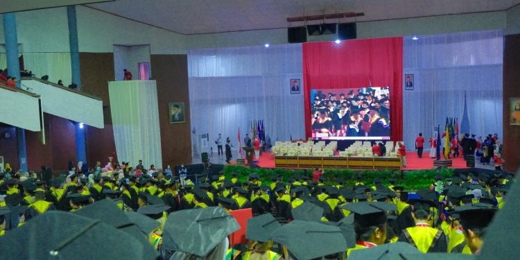 Tampak dari belakang prosesi wisudawan Unhas. Foto: IDENTITAS/Agif.