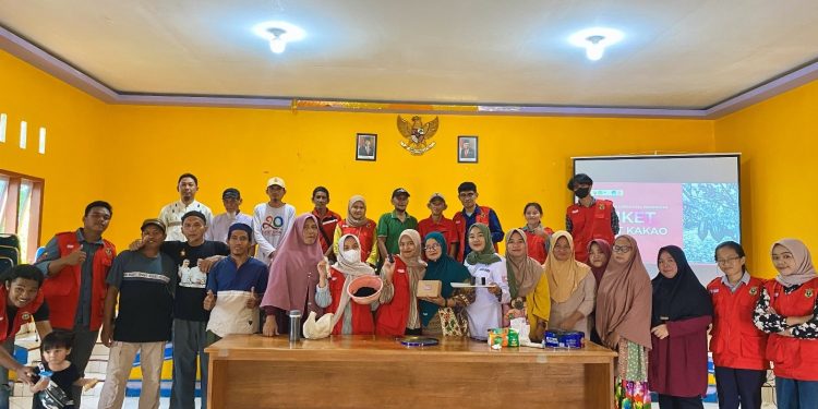 Buka Peluang Usaha, Mahasiswa KKN Unhas Olah Limbah Kulit Kakao Jadi Briket