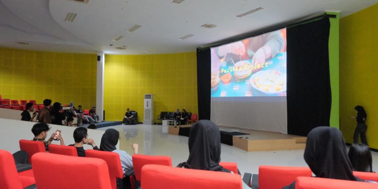 Penayangan trailer film di kegiatan bioskop kampus yang berlangsung di Science Techno Park Unhas, Jumat-Sabtu (30-31/08). Foto: IDENTITAS/Marcha.