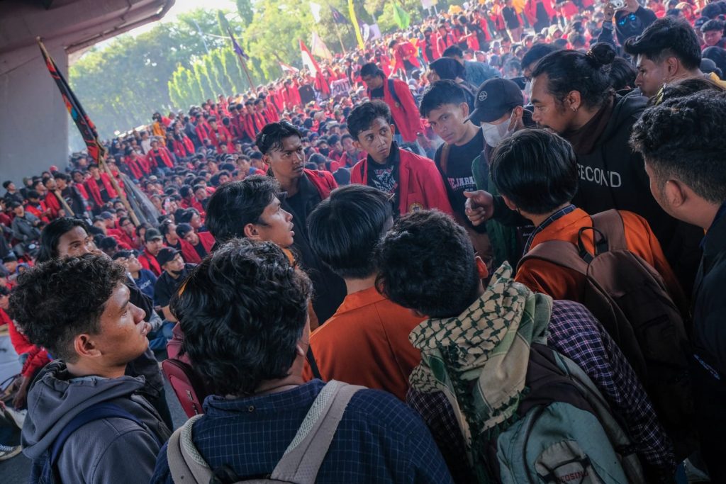 Koordinator Lapangan masing-masing fakultas saat sedang berdiskusi. Foto: IDENTITAS/Achmad Ghiffary M.