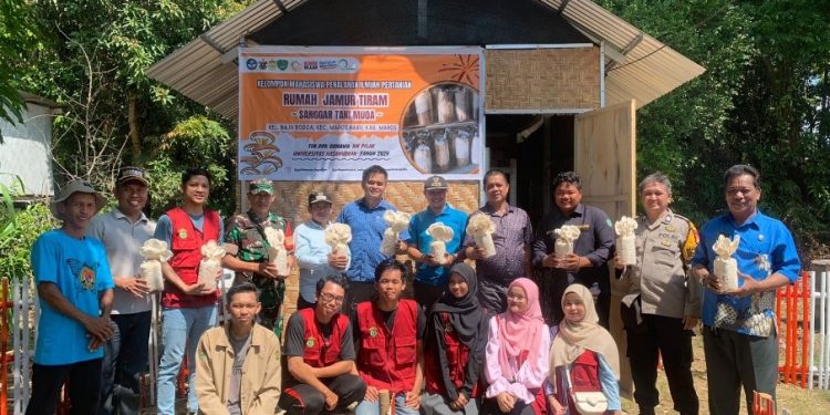 Kepala Dinas Pertanian Maros Kunjungi Rumah Jamur Tiram PPK Ormawa KM Pilar Unhas