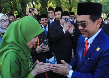 Dosen dan Tendik Terima Tanda Kehormatan Satyalencana Karya Satya di Hari Kemerdekaan