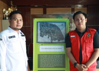 KKN PUPR Unhas Serahkan Standing Banner Peta Administrasi Desa Salenrang