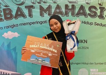 Mahasiswa FKM Unhas, Fitria Ramadani, Juara 2 Kompetisi Debat Nasional Bidang Lingkungan di Universitas Mulawarman, Kamis (13/06). Foto: Dokumentasi pribadi