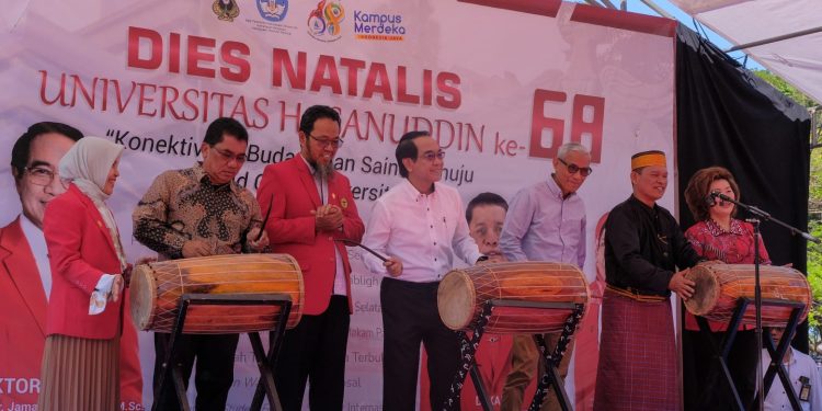 Rektor Unhas, Kepala Balai Pelestarian Kebudayaan Wilayah XIX, dan Dekan FIB Unhas membuka Pameran Jalur Rempah Jalan Budaya dan Festival Seni di Lapangan Memanah Unhas, Senin (19/08). Foto: IDENTITAS/Achmad Ghiffary M.