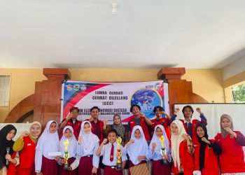 Foto bersama mahasiswa KKN-T 112 Unhas dengan pemenang lomba cerdas cermat. Foto: Dokumentasi Pribadi.