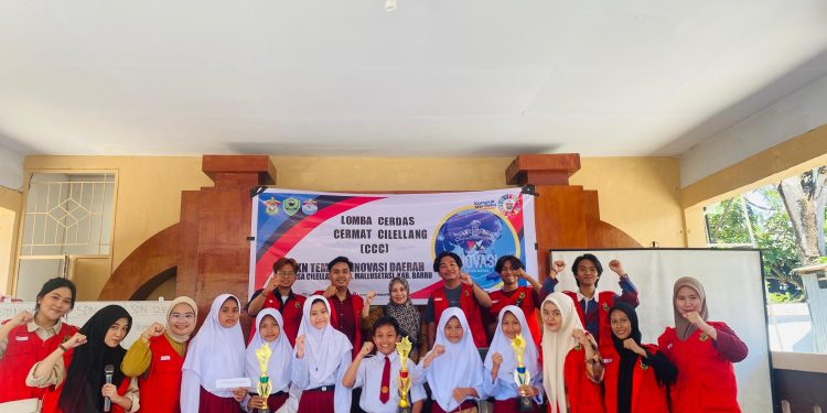 Foto bersama mahasiswa KKN-T 112 Unhas dengan pemenang lomba cerdas cermat. Foto: Dokumentasi Pribadi.