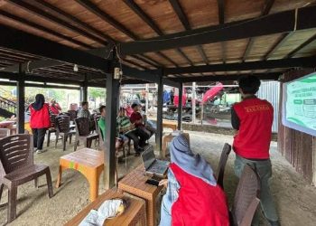 Terlihat pemateri saat menyampaikan sosialisasi terkait bahaya penggunaan pestisida. Foto: Dokumentasi Pribadi.