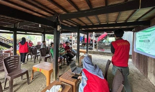 Terlihat pemateri saat menyampaikan sosialisasi terkait bahaya penggunaan pestisida. Foto: Dokumentasi Pribadi.