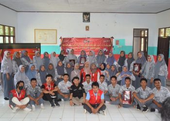 Sesi foto borsama pada kegiatan “KPU Goes To School”. Foto: Dokumentasi Pribadi.