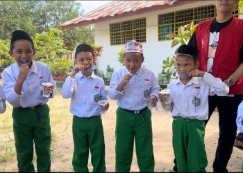 Siswa Sekolah dasar sedang menggosok giginya, ini merupakan program kerja dari KKN-PK desa Maccirina. Foto: Dokumentasi Pribadi.
